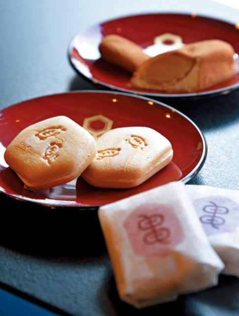 一番街の入口に構える重厚な蔵造り「龜屋本店」