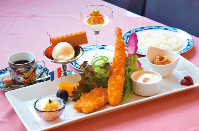 ステンドグラスがロマンティック「モダン亭太陽軒」