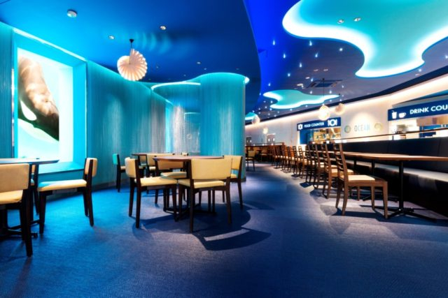 シャチを見ながら食事ができるレストラン「オーシャン」