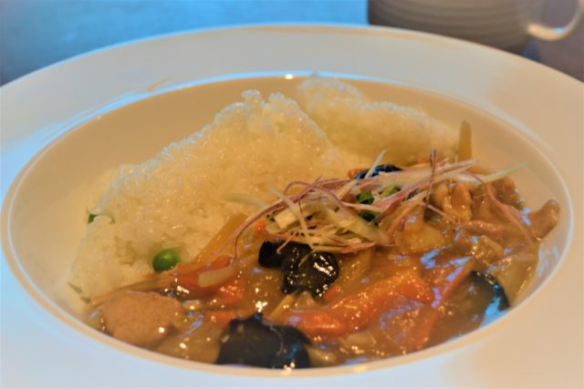 シャチを見ながら食事ができるレストラン「オーシャン」