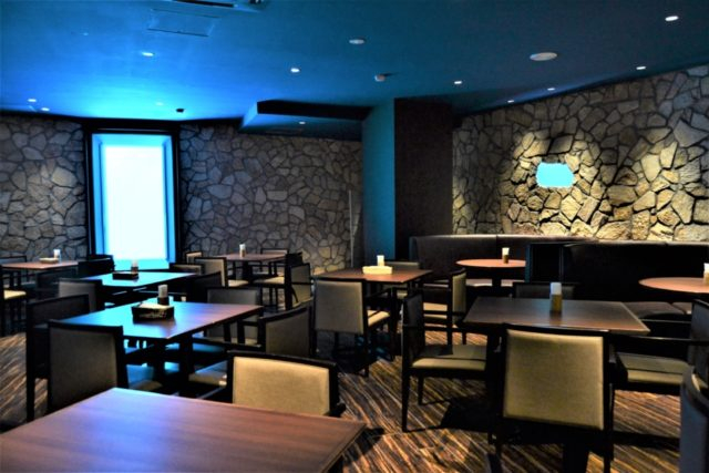 シャチを見ながら食事ができるレストラン「オーシャン」