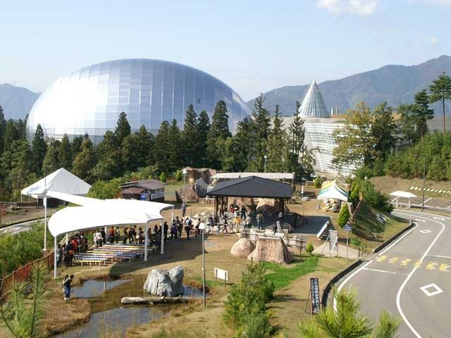 かつやま恐竜の森