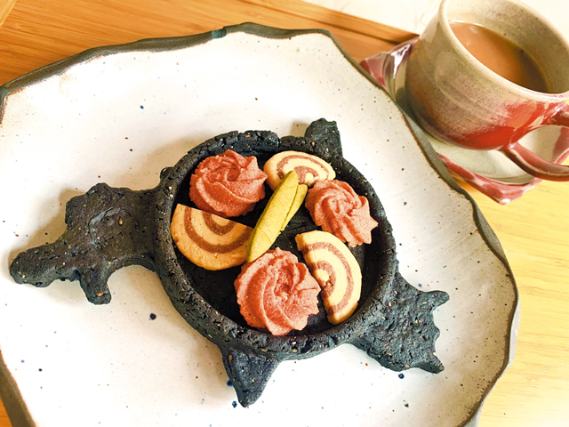 【北海道のかわいい&おしゃれなお土産】ジンギスカン鍋クッキー(具入り)