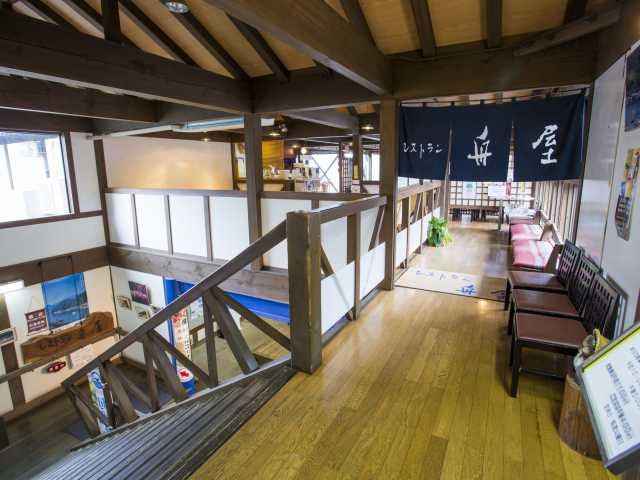 伊根湾一望の高台に建つ「道の駅 舟屋の里 伊根」