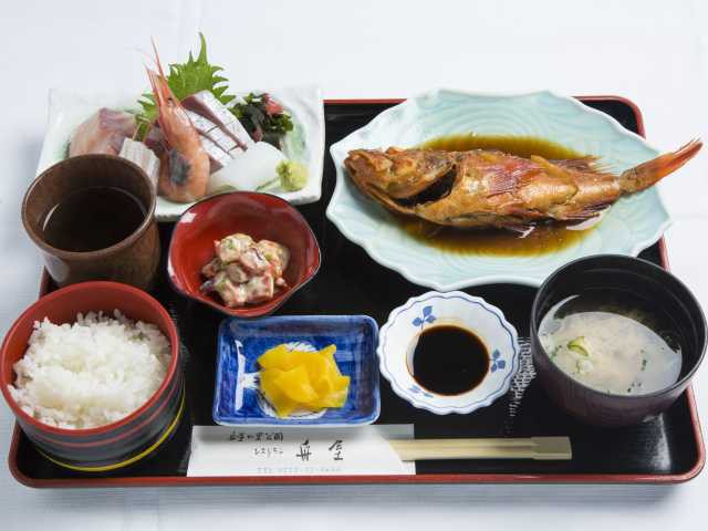 伊根湾一望の高台に建つ「道の駅 舟屋の里 伊根」