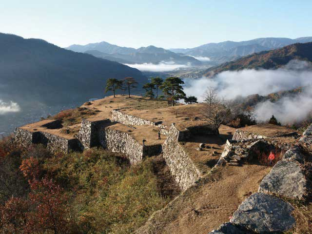全国屈指の山城遺跡「竹田城跡」