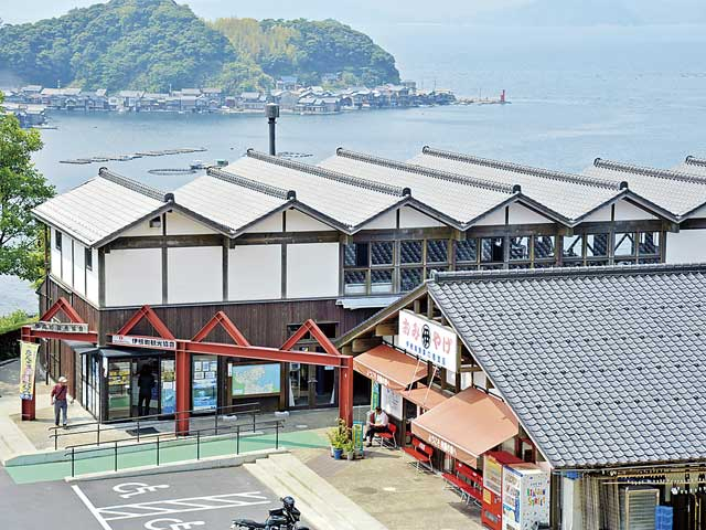 伊根湾一望の高台に建つ「道の駅 舟屋の里 伊根」
