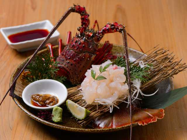 【志摩エリアからひと足のばして観光】新鮮な魚介を気軽に味わえる店「鈴木水産 外宮参道店」