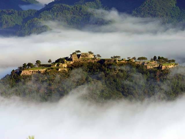 全国屈指の山城遺跡「竹田城跡」