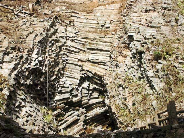 ダイナミックな自然のアート「玄武洞」