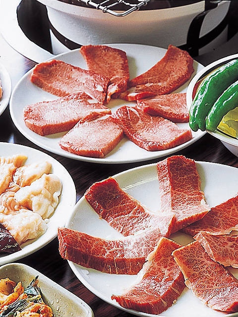 【志摩エリアからひと足のばして観光】新鮮なホルモンやカルビを焼肉で「一升びん本店」