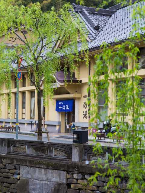 天然の岩をけずった洞窟風呂が名物「一の湯」