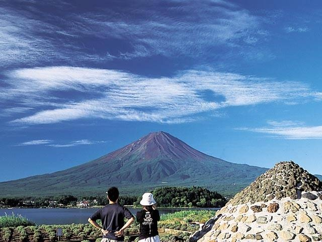 夏富士と一面のラベンダーが圧巻「大石公園」