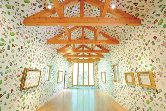 【十勝の絶景×アート】六花亭の包装紙が壁一面を彩る「六花の森の花柄包装紙館」