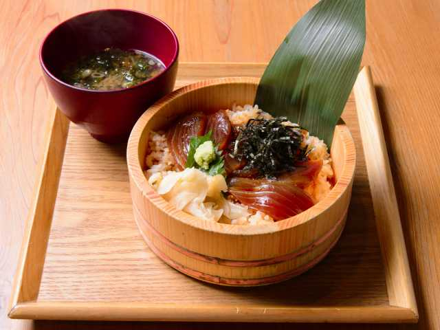 【志摩エリアからひと足のばして観光】新鮮な魚介を気軽に味わえる店「鈴木水産 外宮参道店」