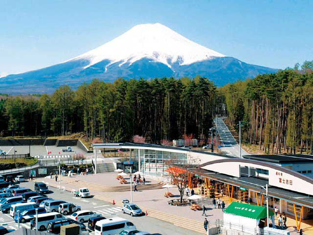 敷地内に富士山親水公園や無料富士山の水汲み場がある「道の駅 富士吉田」