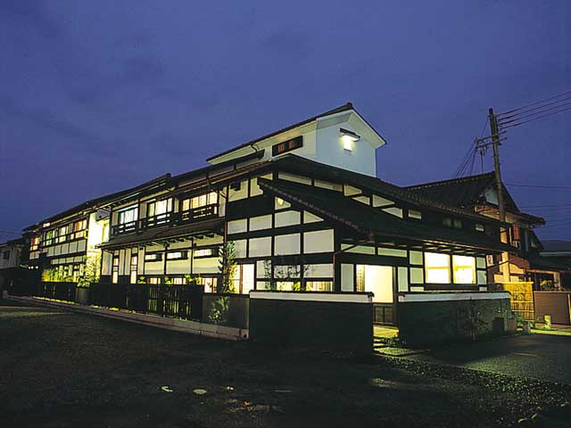 民芸モダン空間と充実の湯が魅力の初代カニすきの宿「湯宿 川本屋」