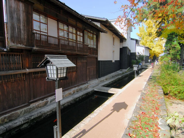 瀬戸川と白壁土蔵街