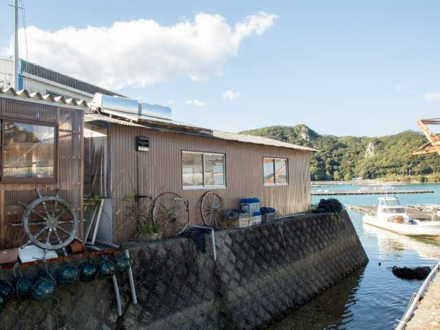 【志摩エリアからひと足のばして観光】薪で豪快に焼いたカキを心ゆくまで「浜英水産」