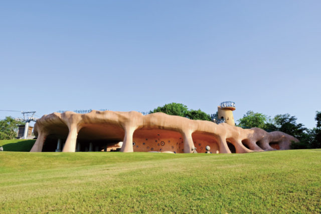 【十勝の絶景×アート】ここはまるで異国の遺跡!?「明野ヶ丘公園のピラ・リ」