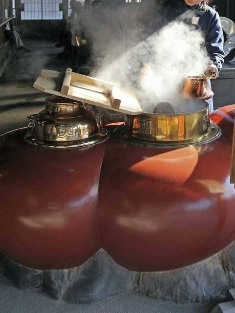 【志摩エリアからひと足のばして観光】名物の赤福餅と番茶でひと休み「赤福本店」