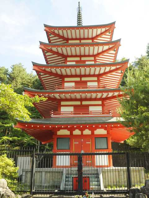 新倉山中腹、富士山を正面に構え市内を一望できる眺望豊かな公園「新倉山浅間公園」