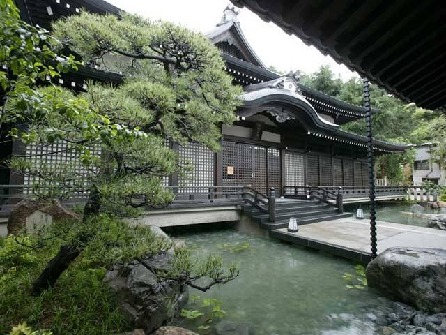 城崎外湯のなかで一番人気。豪快な滝風呂が好評「御所の湯」