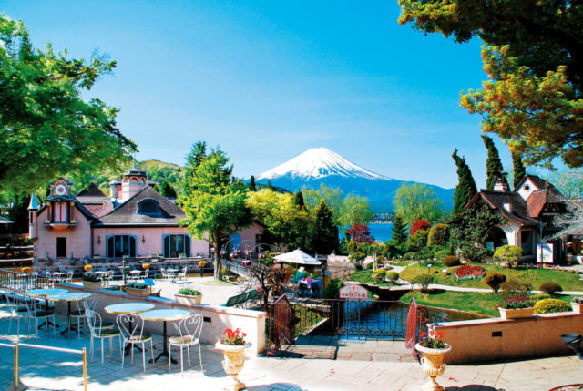 美しい富士山が見える美術館「河口湖 音楽と森の美術館」