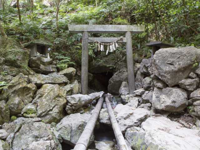 【志摩エリアのおすすめ観光スポット】清水が湧く伝説の洞窟「天の岩戸」