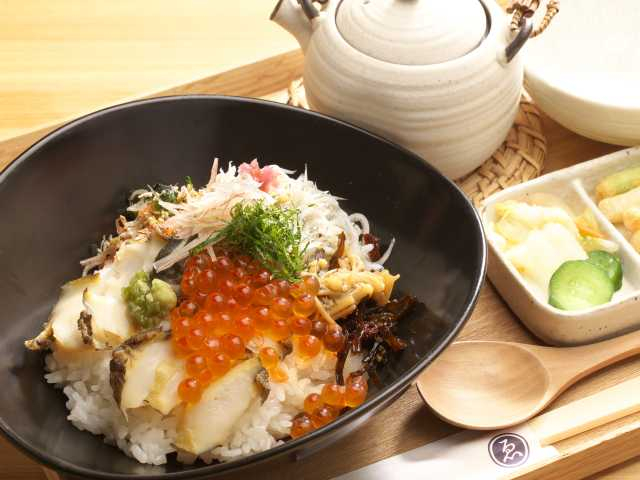 【志摩エリアからひと足のばして観光】伊勢志摩の名物料理を堪能「ゑびや大食堂」