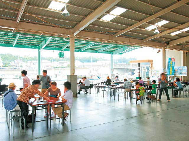 【山中湖からひと足のばして観光】田子の浦港 漁協食堂