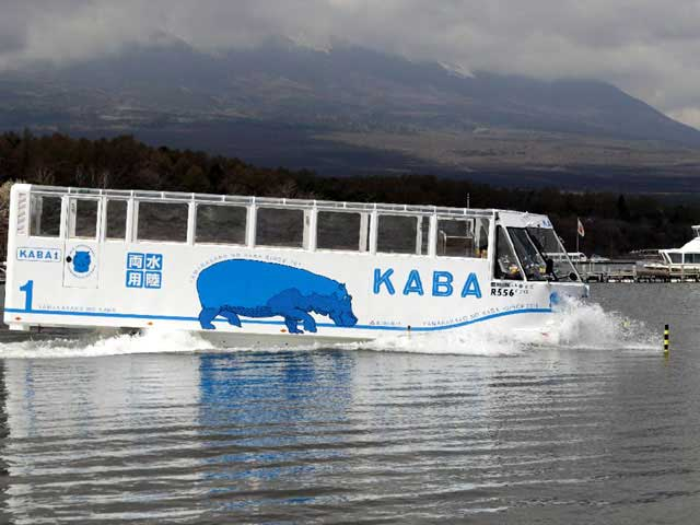 【山中湖エリアの観光スポット】水陸両用バス山中湖のKABA