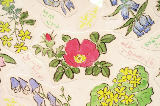 【十勝の絶景×アート】六花亭の包装紙が壁一面を彩る「六花の森の花柄包装紙館」