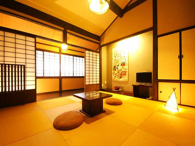 民芸モダン空間と充実の湯が魅力の初代カニすきの宿「湯宿 川本屋」