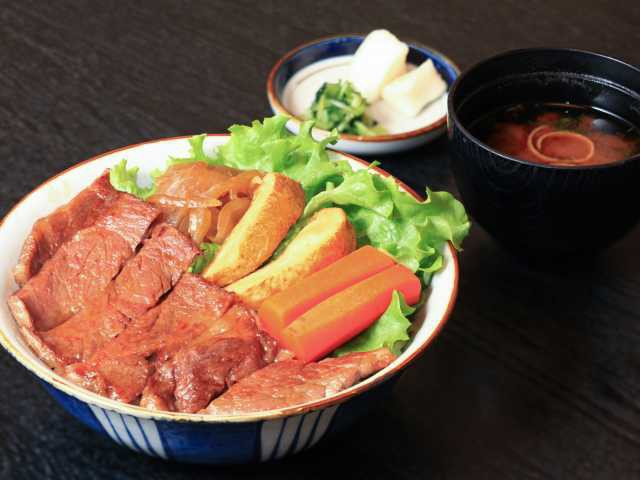 【志摩エリアからひと足のばして観光】ステーキ牛丼は食べ応えアリ「二光堂 寶来亭」