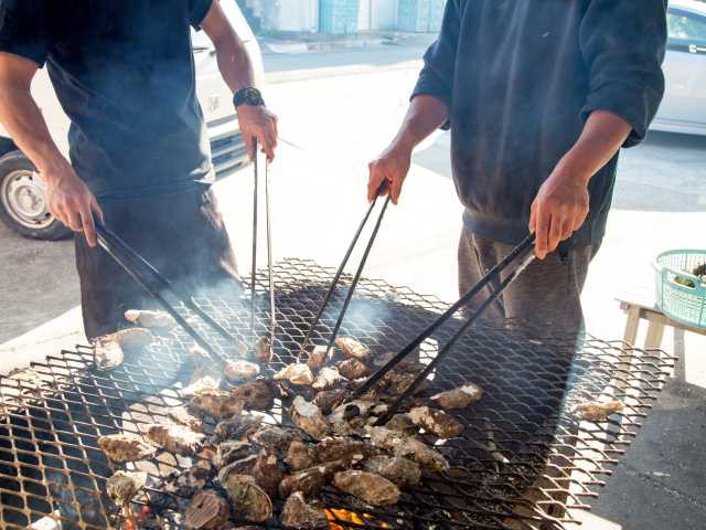 【志摩エリアからひと足のばして観光】薪で豪快に焼いたカキを心ゆくまで「浜英水産」