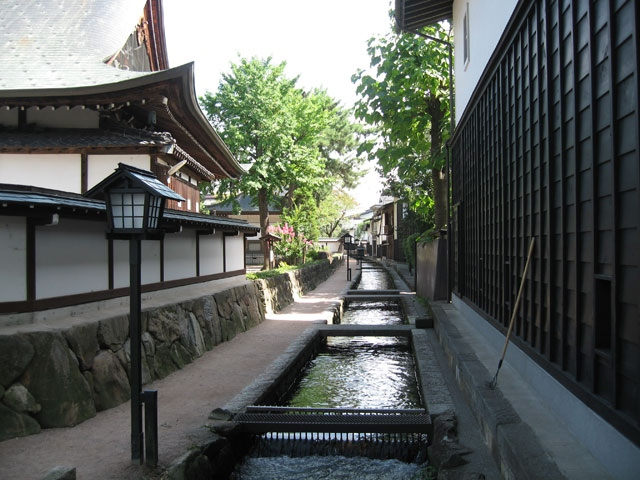 瀬戸川と白壁土蔵街