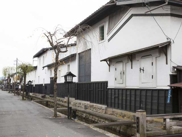 瀬戸川と白壁土蔵街