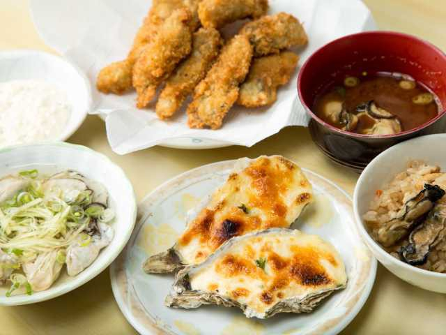 【志摩エリアからひと足のばして観光】薪で豪快に焼いたカキを心ゆくまで「浜英水産」