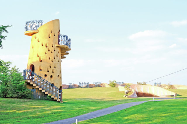 【十勝の絶景×アート】ここはまるで異国の遺跡!?「明野ヶ丘公園のピラ・リ」