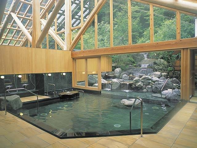 城崎外湯のなかで一番人気。豪快な滝風呂が好評「御所の湯」