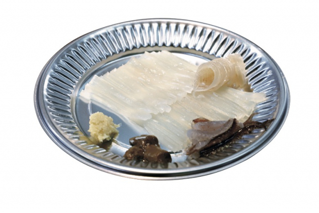 ⑤ イカ刺しを味わう