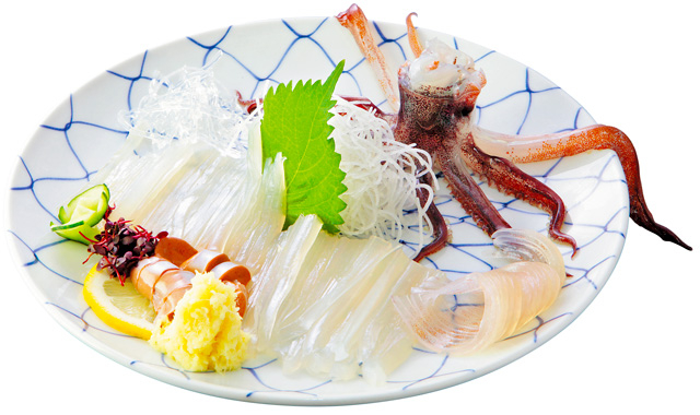 皿の底が透けるほどの新鮮な活イカを使用「活魚料理 いか清 本店」