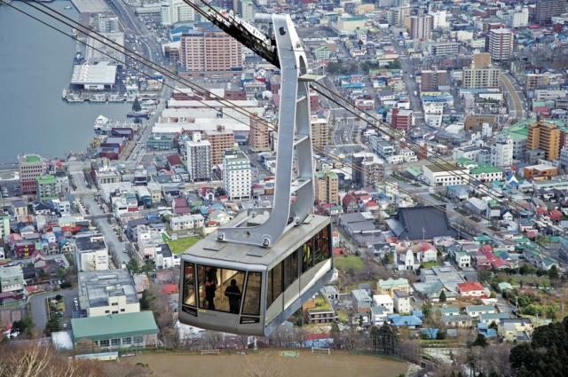 ロープウェイ山麓駅から3分で山頂に到達!