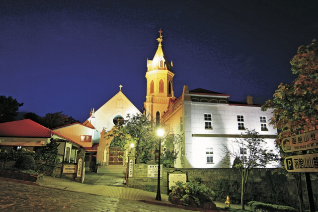 【函館・ライトアップスポットB】ガス灯に照らされた大鐘楼と風見鶏「カトリック元町教会」