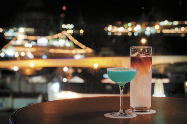 【函館×夜景が見えるレストラン&バー】函館湾と摩周丸を一望できるホテル最上階の本格的バー「バートワイライト函館駅前店」