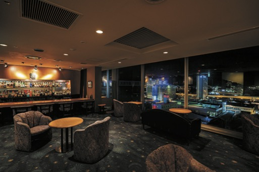 【函館×夜景が見えるレストラン&バー】函館湾と摩周丸を一望できるホテル最上階の本格的バー「バートワイライト函館駅前店」