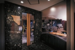 【函館×夜景が見えるレストラン&バー】函館湾と摩周丸を一望できるホテル最上階の本格的バー「バートワイライト函館駅前店」