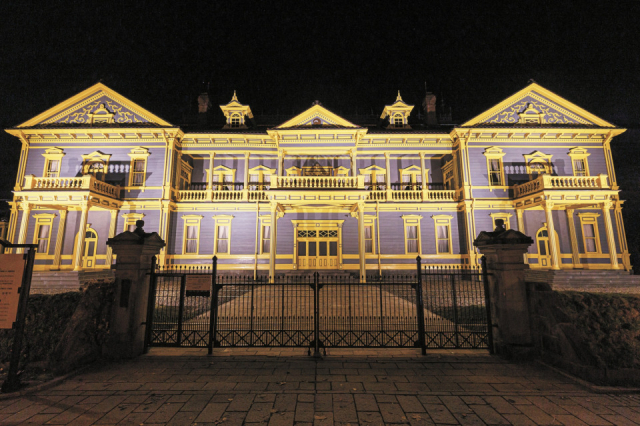 【函館・ライトアップスポットC】夜のとばりに際立つ威風堂々のたたずまい「旧函館区公会堂」