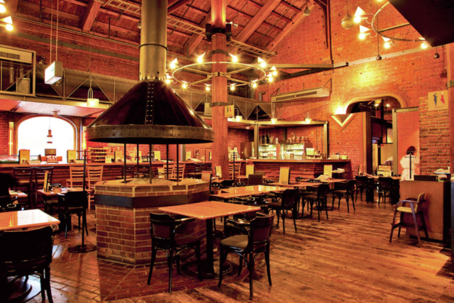 レトロな雰囲気のなかで味わうビール「函館ビヤホール」